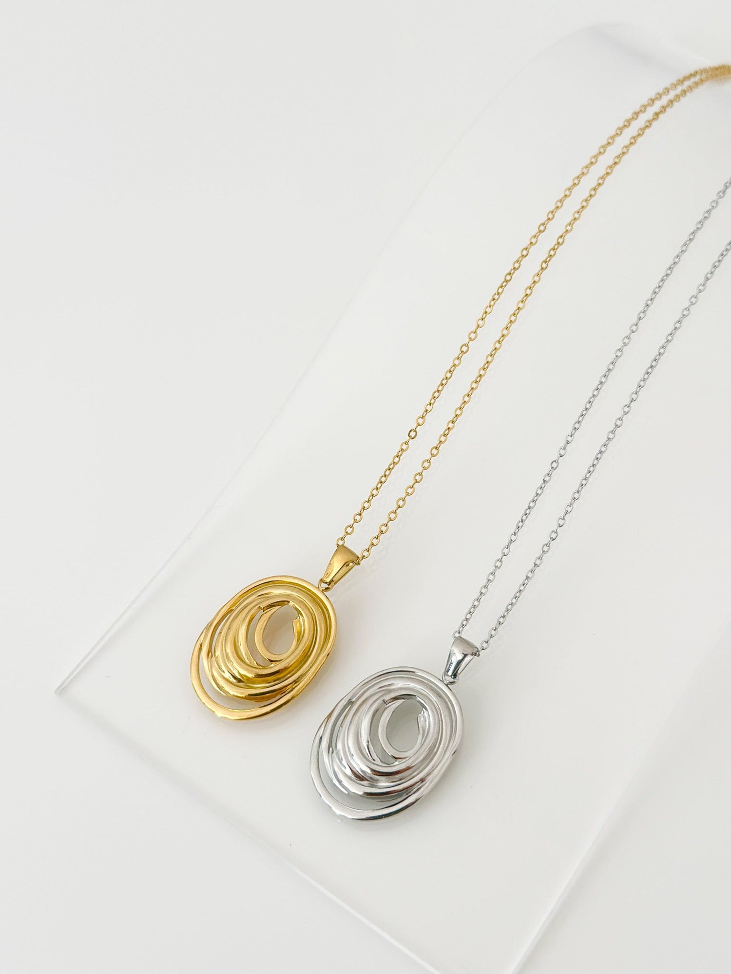 Abstract Oval Spiral Pendant Necklace - Jas | Gold & silver necklace - Jas | Perfect On You