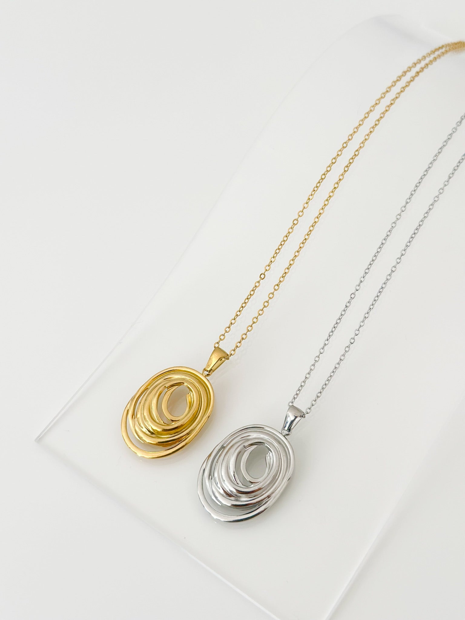 Abstract Oval Spiral Pendant Necklace - Jas | Gold & silver necklace - Jas | Perfect On You