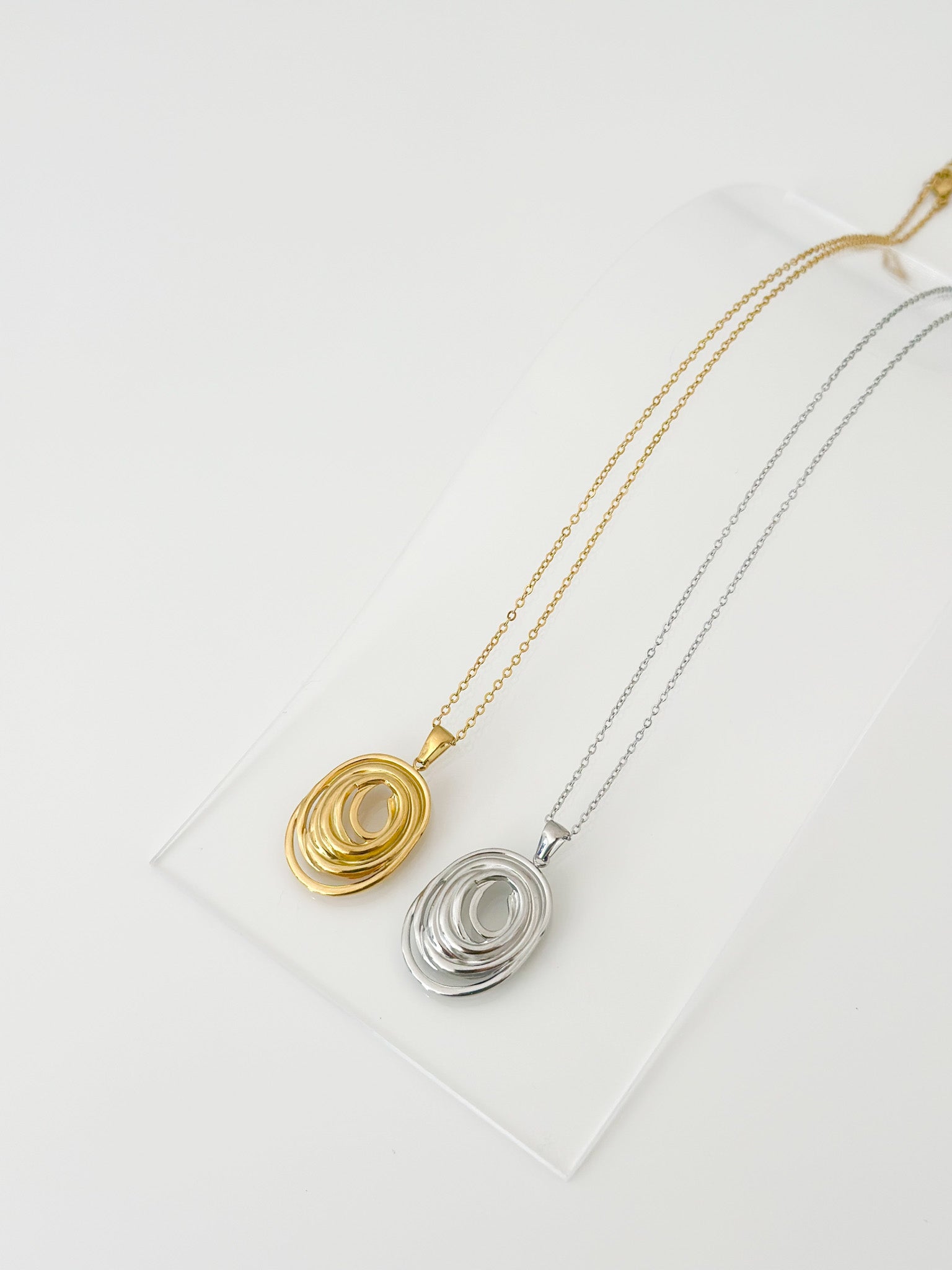 Abstract Oval Spiral Pendant Necklace - Jas | Gold & silver necklace - Jas | Perfect On You