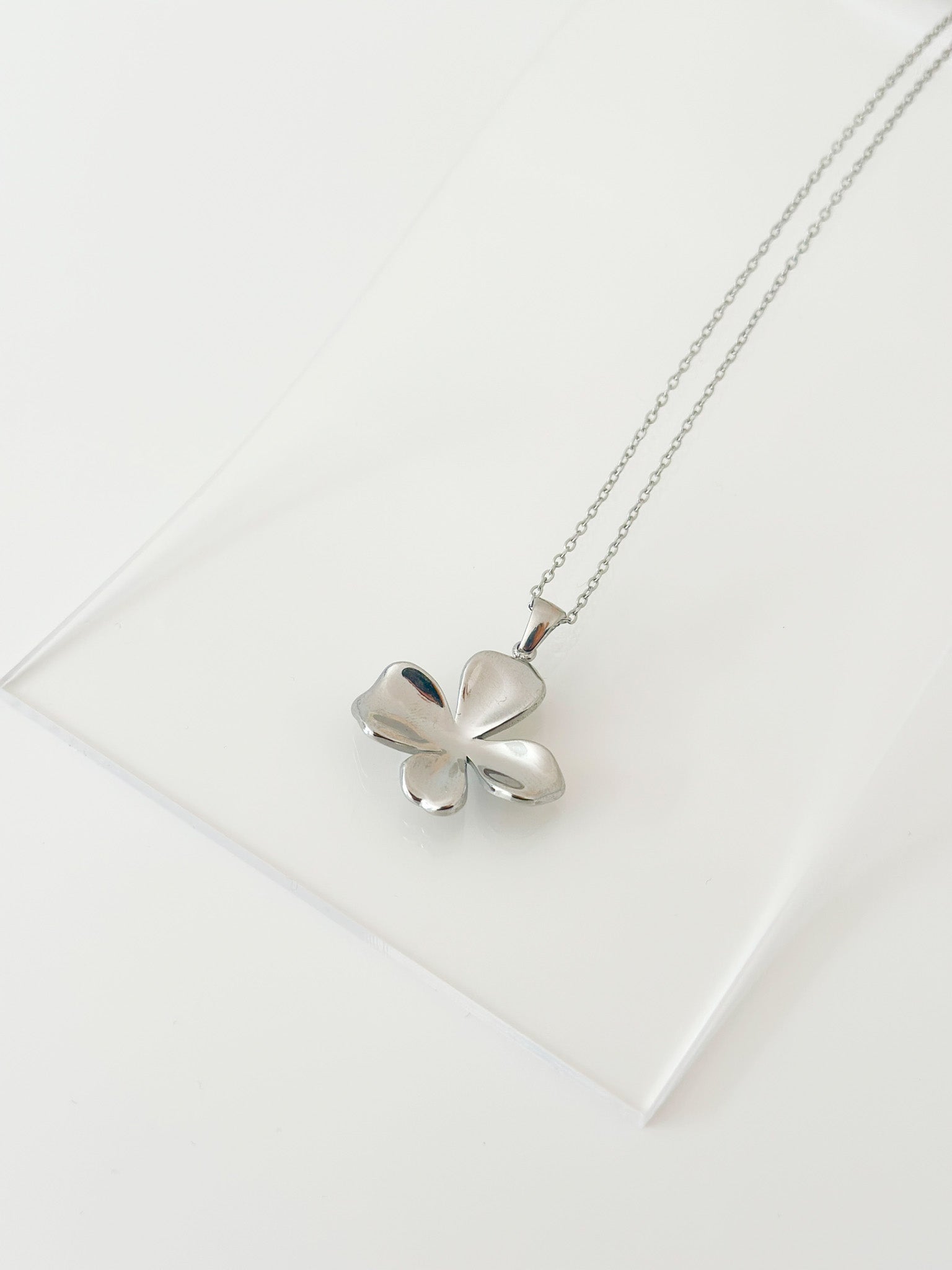 Abstract Teardrop Pendant Necklace - Jas | Gold & silver necklace - Jas | Perfect On You