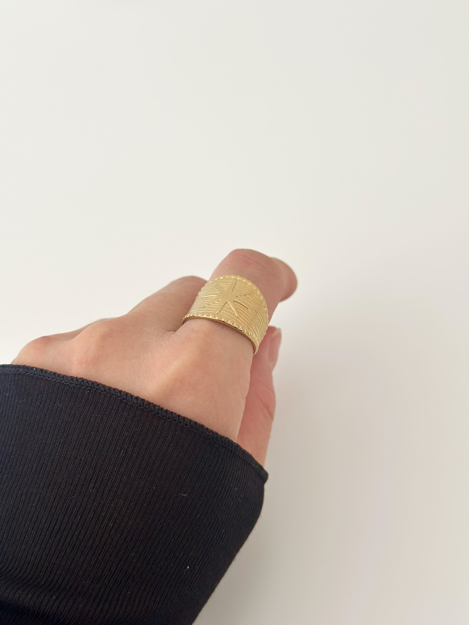 Atlas Ring - Jas | Gold Ring - Jas | Perfect On You