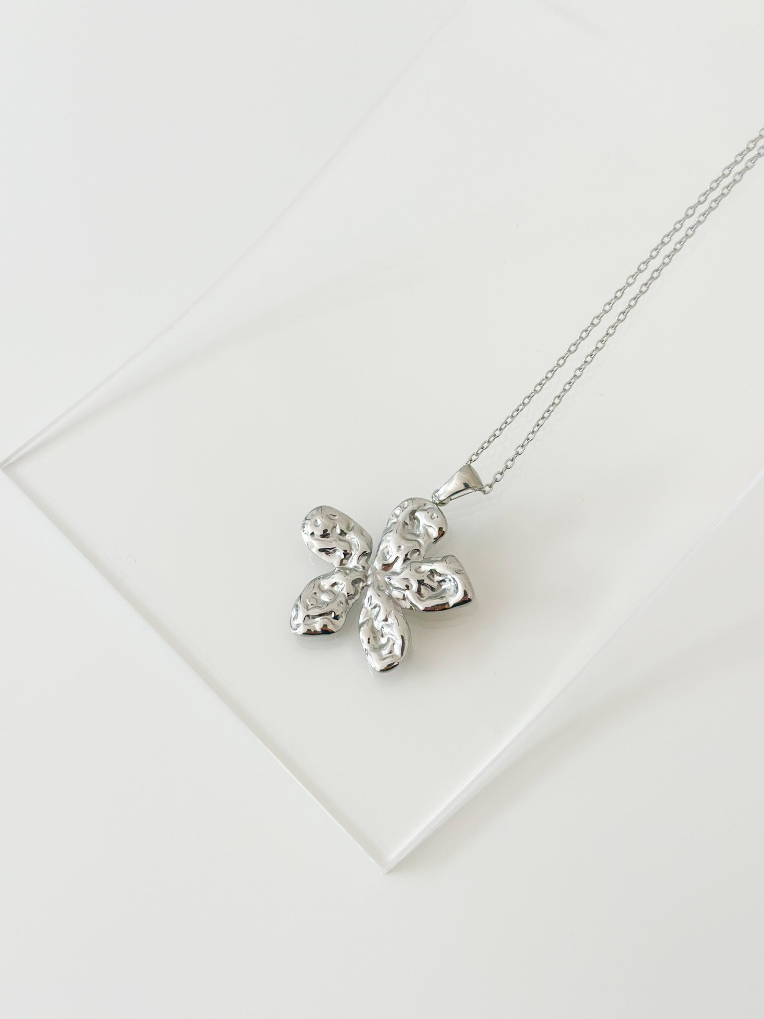 Bloom Cluster Pendant Necklace - Jas | Gold & silver necklace - Jas | Perfect On You