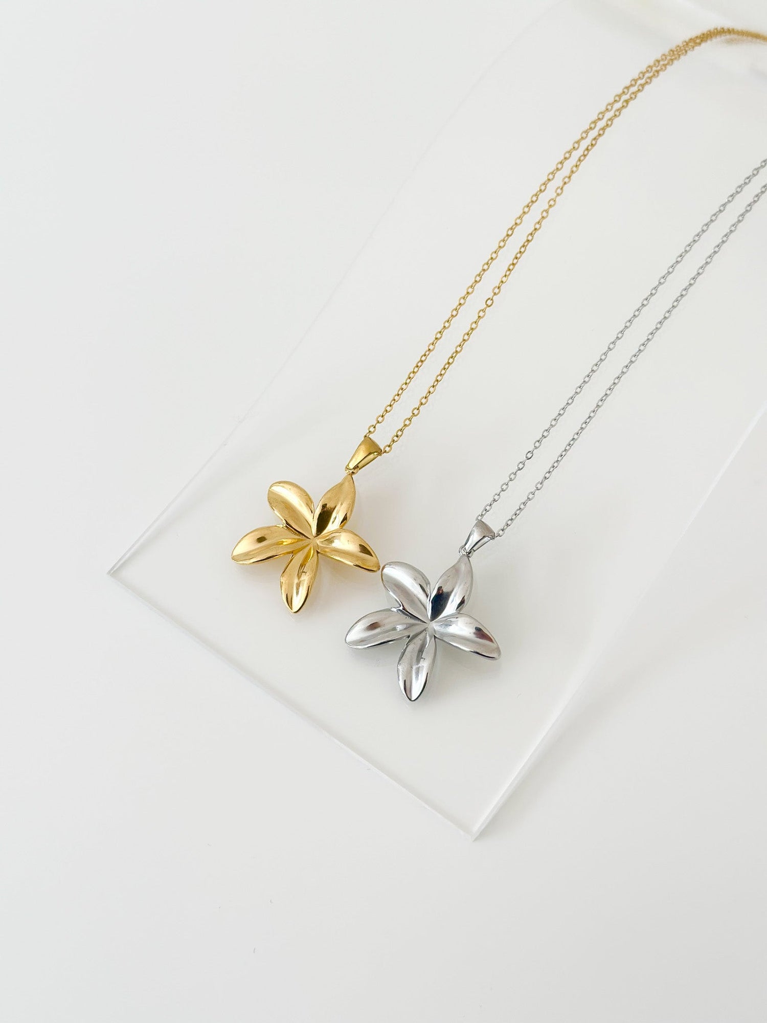 Bloom Cluster Pendant Necklace - Jas | Gold & silver necklace - Jas | Perfect On You