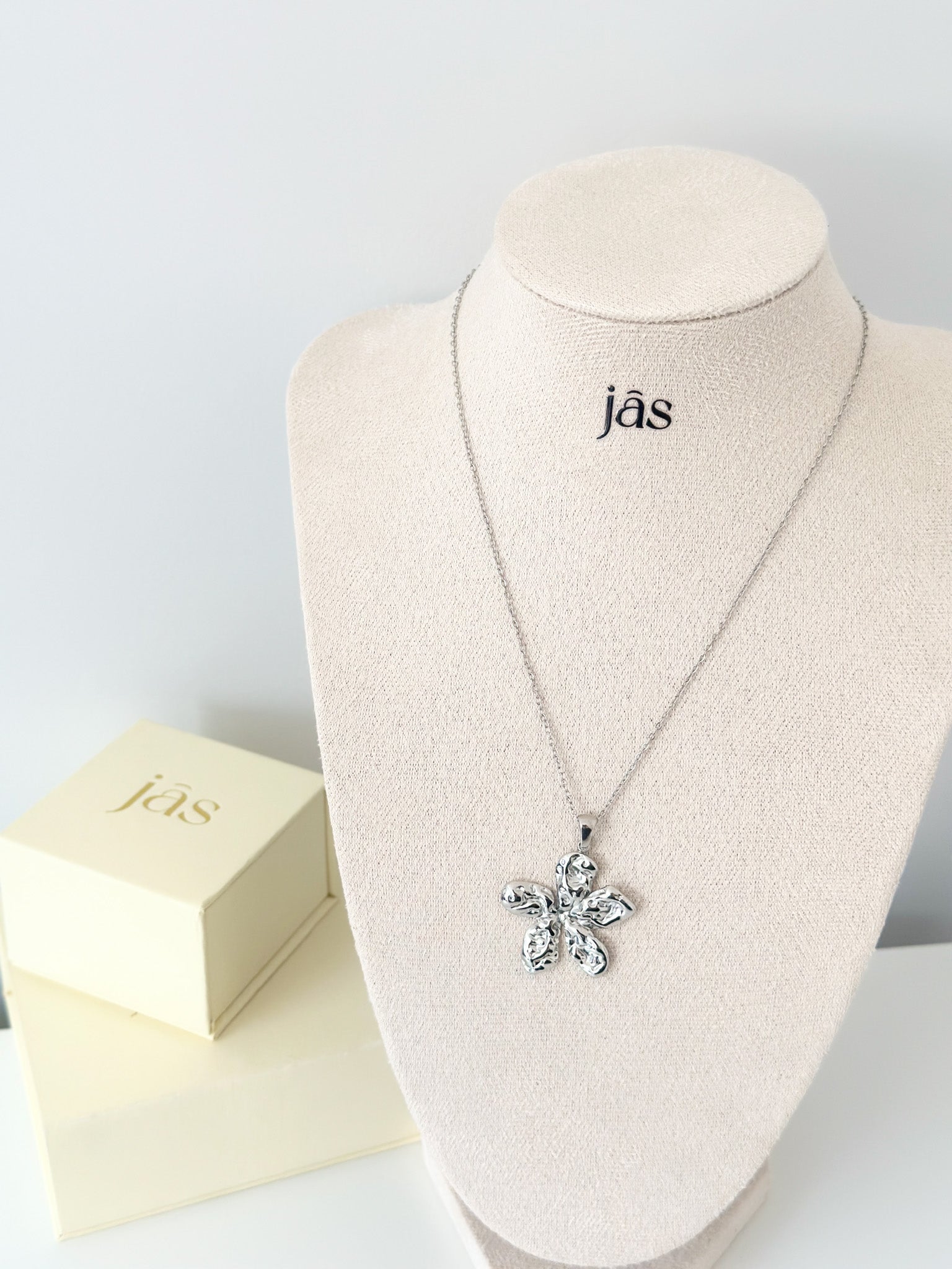 Bloom Cluster Pendant Necklace - Jas | Gold & silver necklace - Jas | Perfect On You