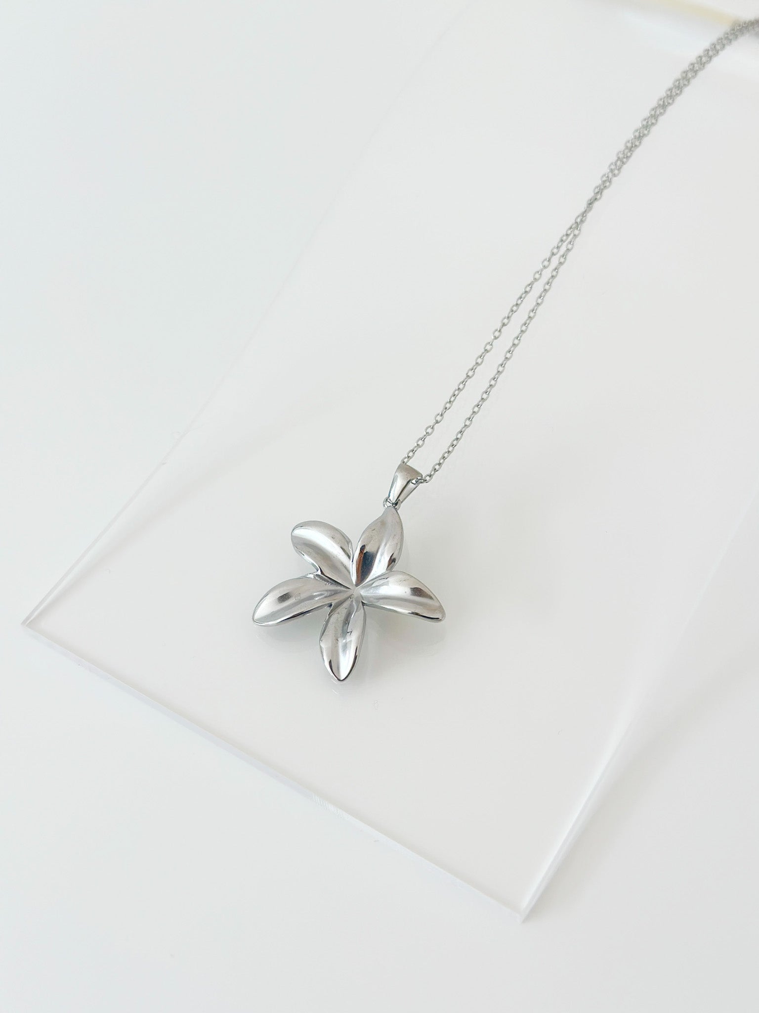 Bloom Cluster Pendant Necklace - Jas | Gold & silver necklace - Jas | Perfect On You