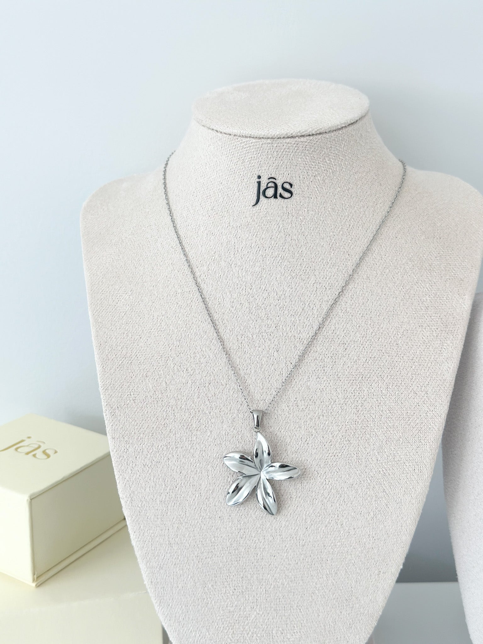 Bloom Cluster Pendant Necklace - Jas | Gold & silver necklace - Jas | Perfect On You