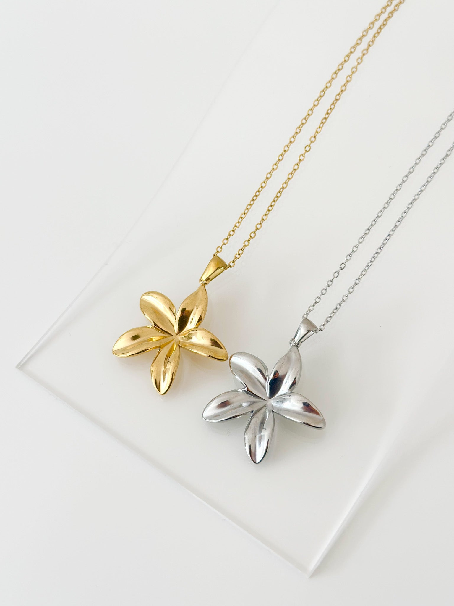 Bloom Cluster Pendant Necklace - Jas | Gold & silver necklace - Jas | Perfect On You