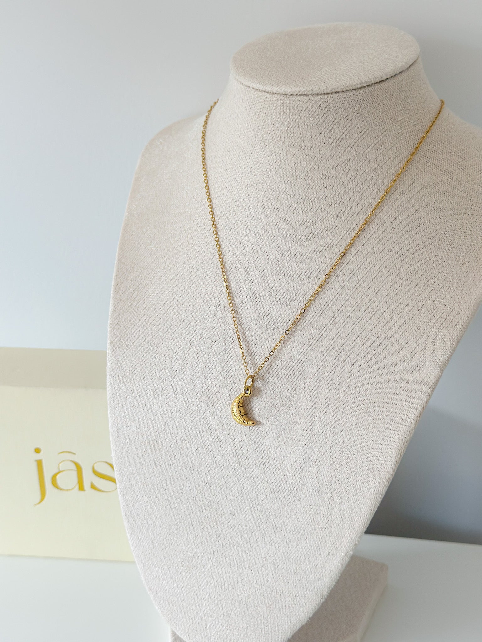 Croissant Necklace - Jas | Gold necklace - Jas | Perfect On You
