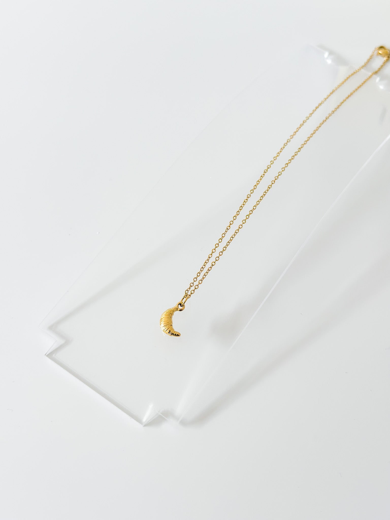 Croissant Necklace - Jas | Gold necklace - Jas | Perfect On You