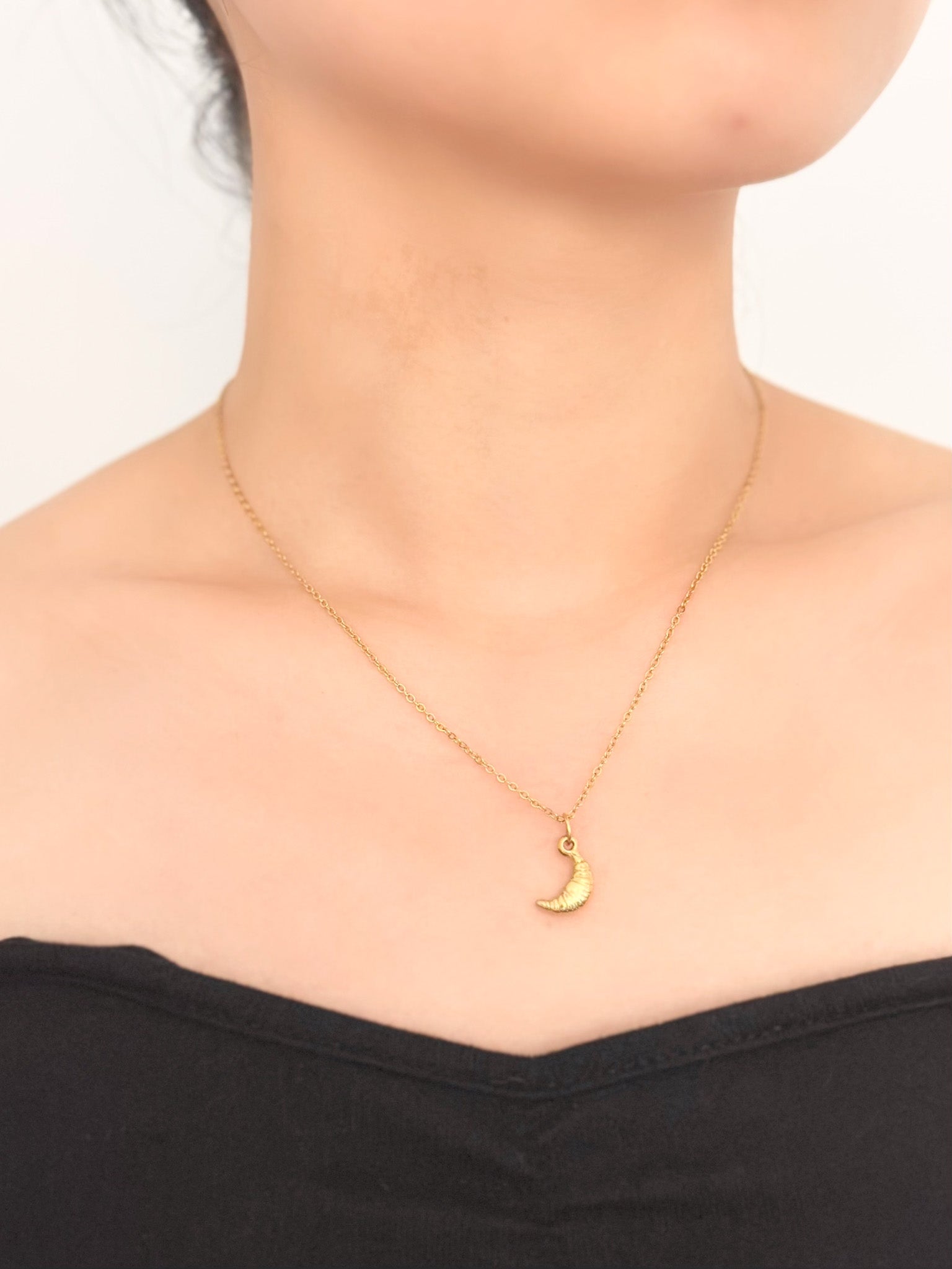 Croissant Necklace - Jas | Gold necklace - Jas | Perfect On You