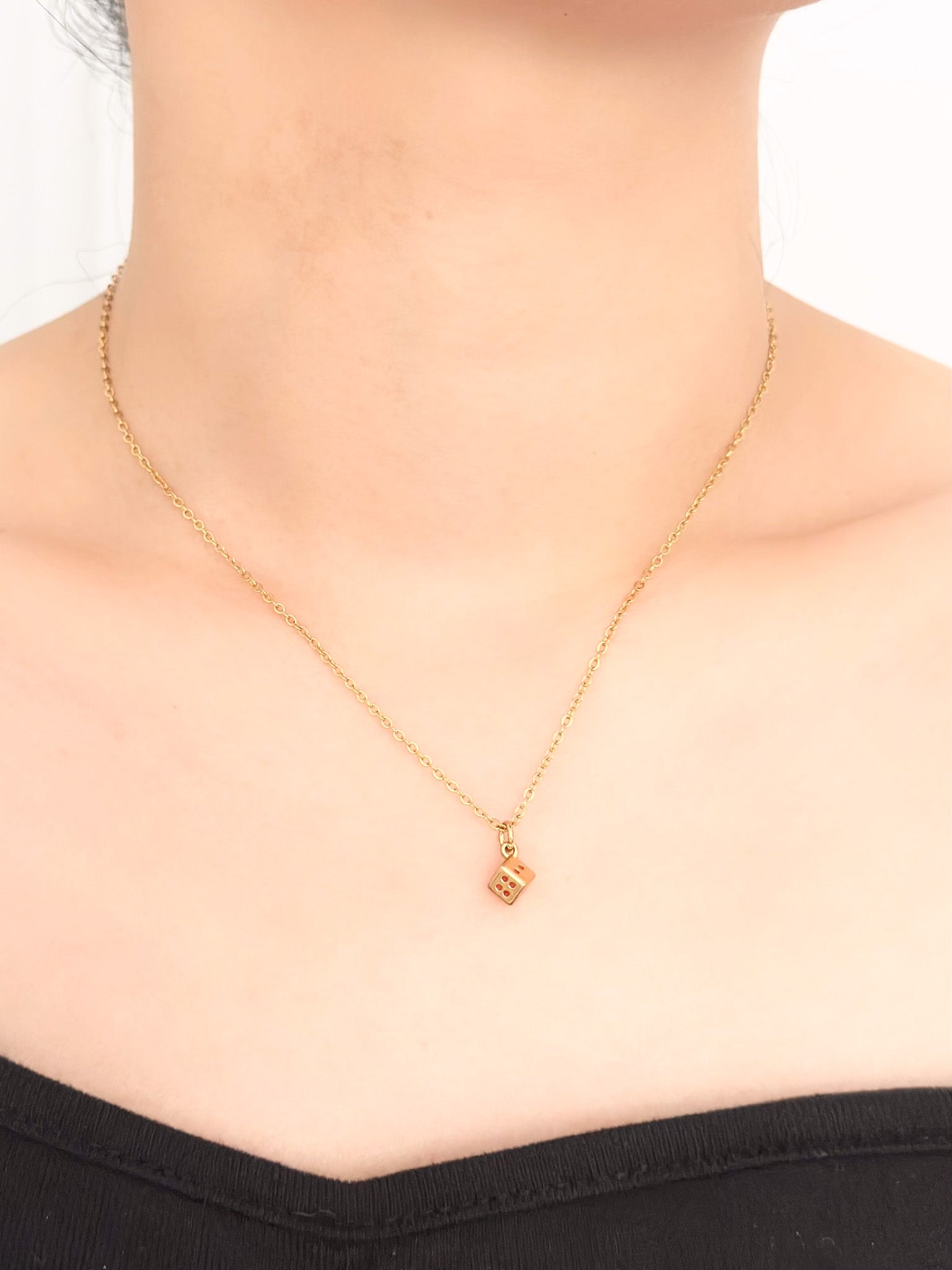 Dice Necklace - Jas | Gold necklace - Jas | Perfect On You