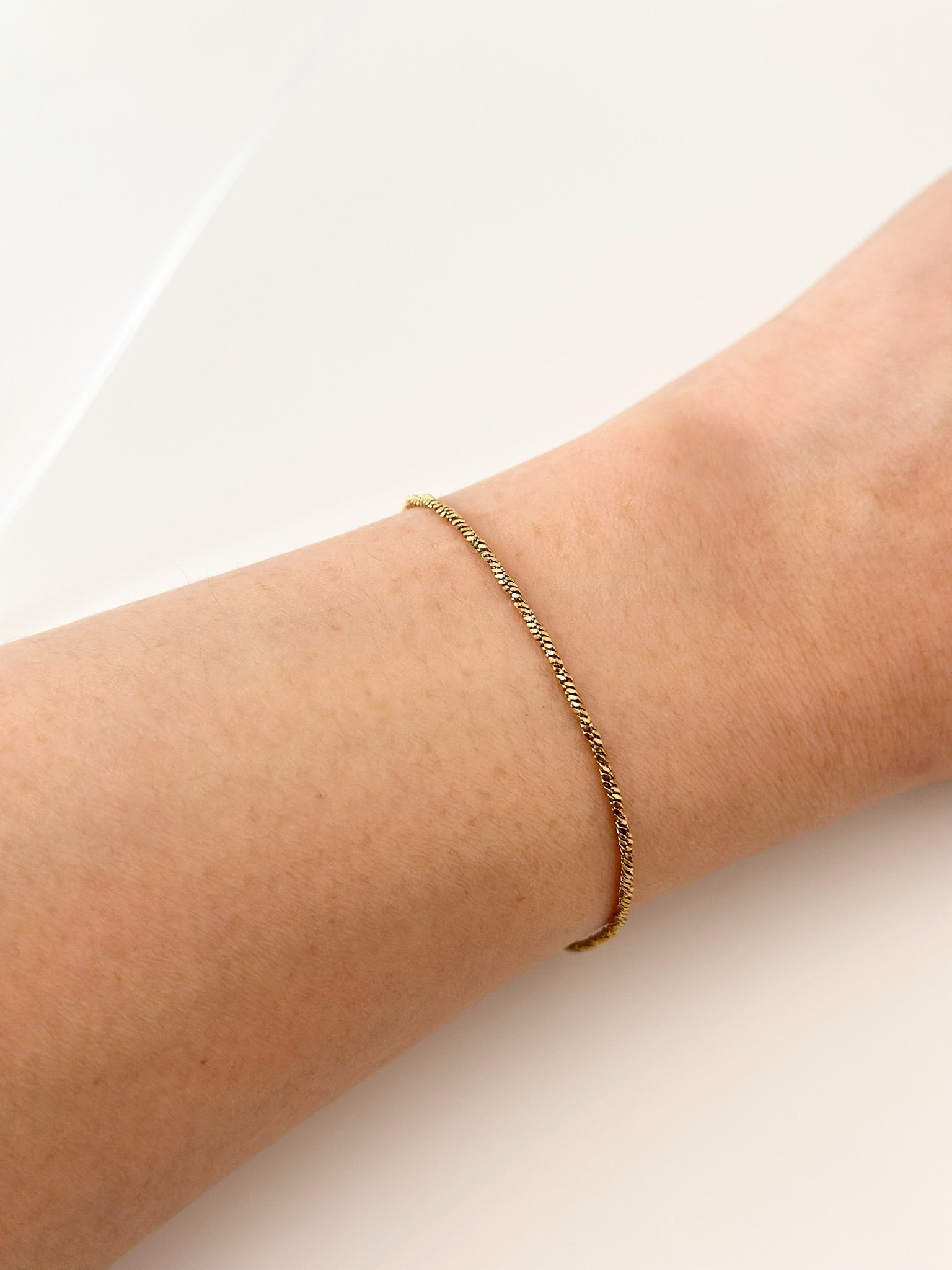 Gold Mini Twist Bracelet - Jas | Gold bracelet - Jas | Perfect On You