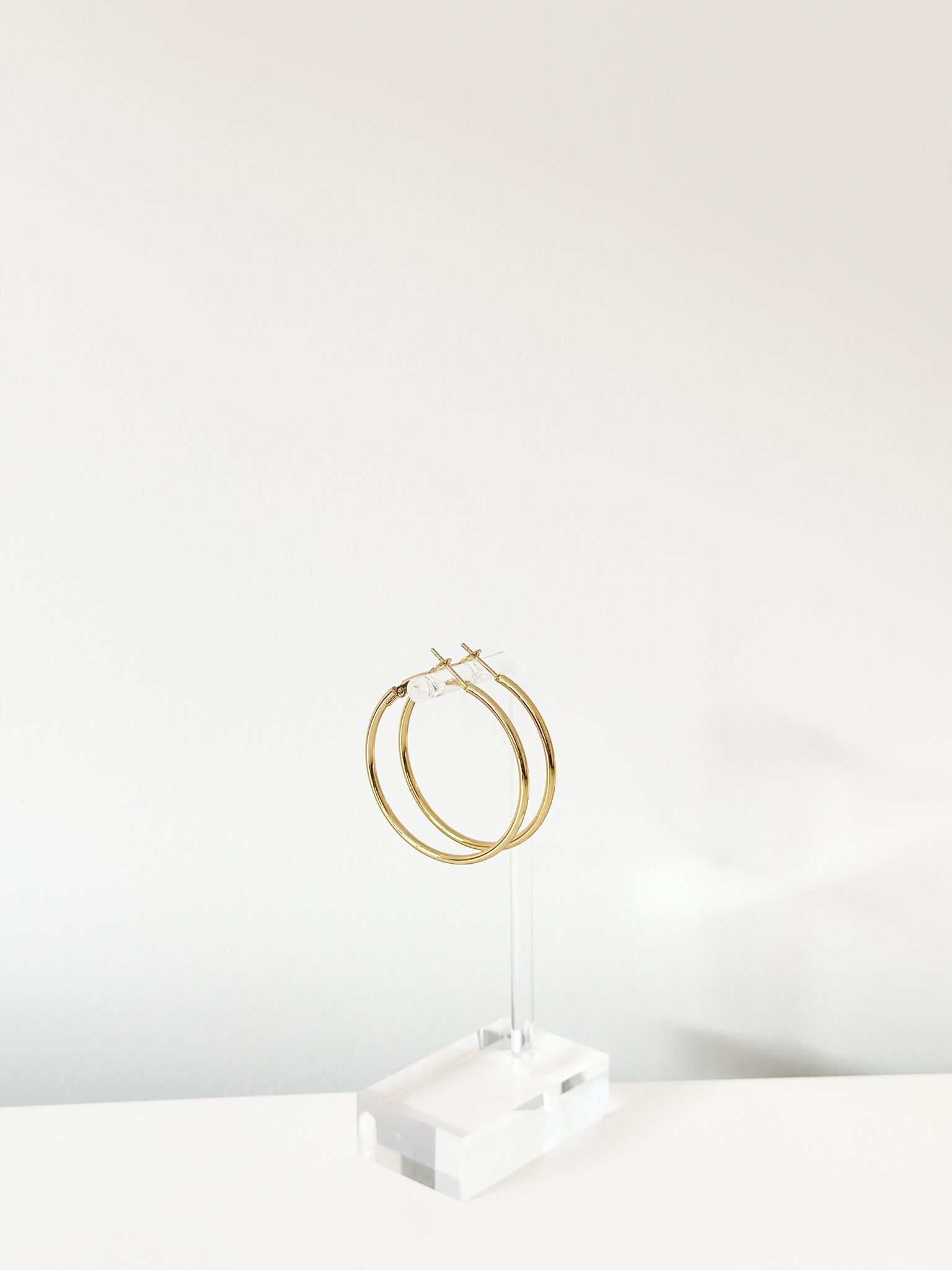 Gold Mira Classic hoops - Jas | Hoop Earrings - Jas | Perfect On You