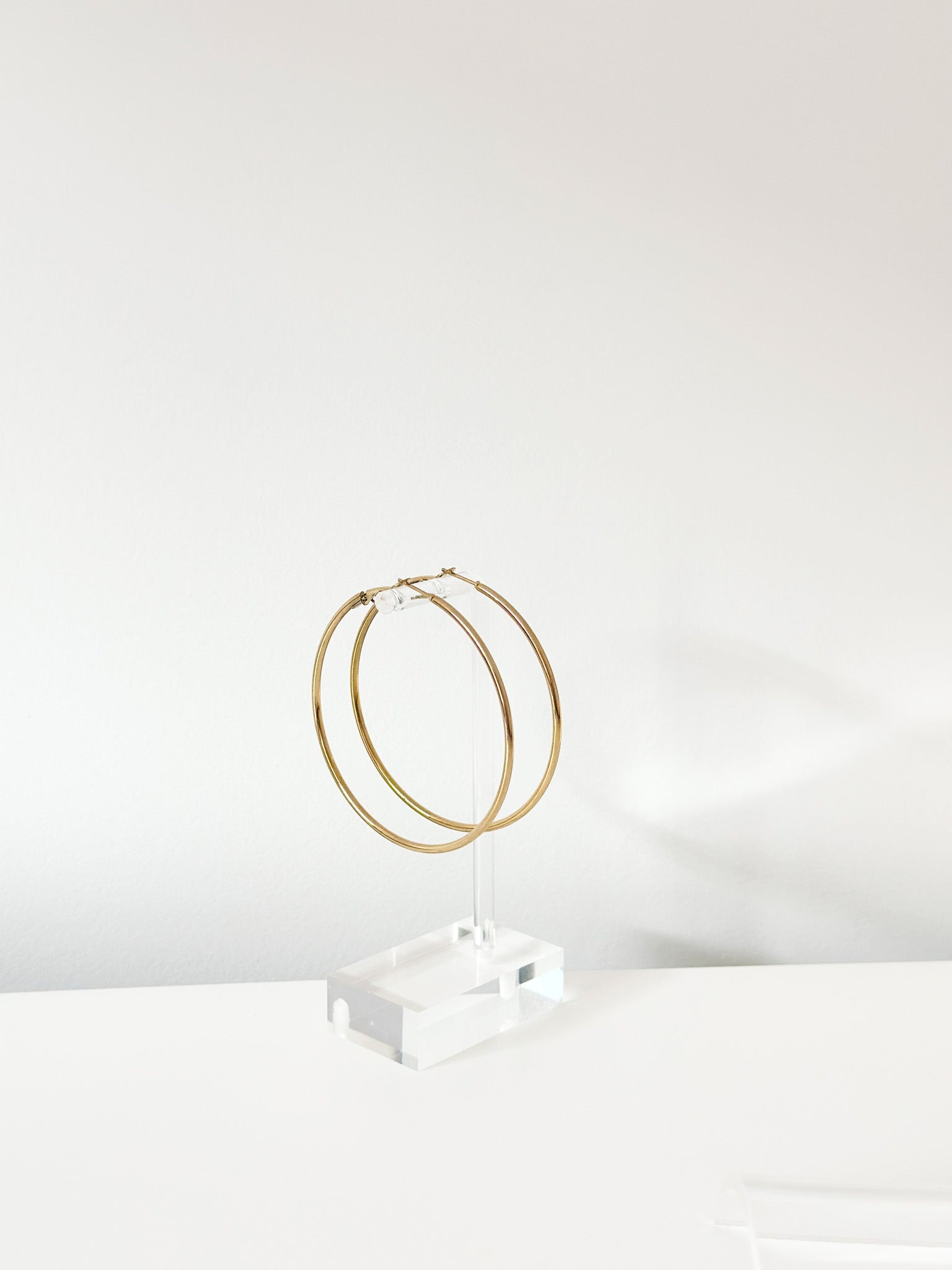 Gold Mira Classic hoops - Jas | Hoop Earrings - Jas | Perfect On You