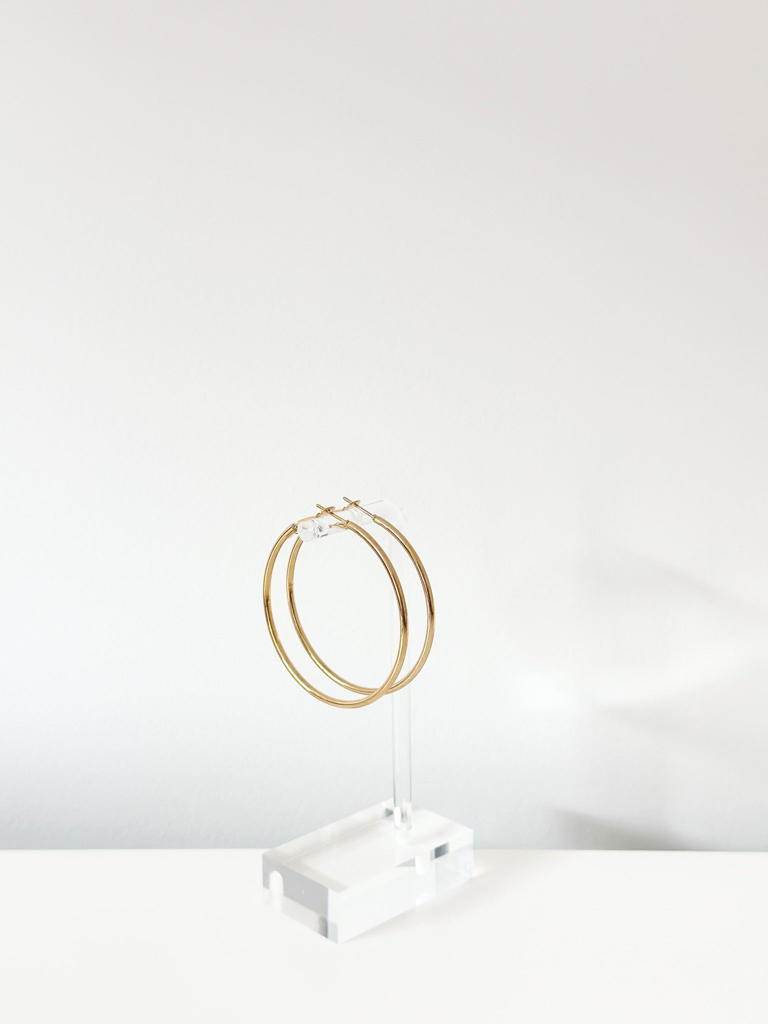 Gold Mira Classic hoops - Jas | Hoop Earrings - Jas | Perfect On You