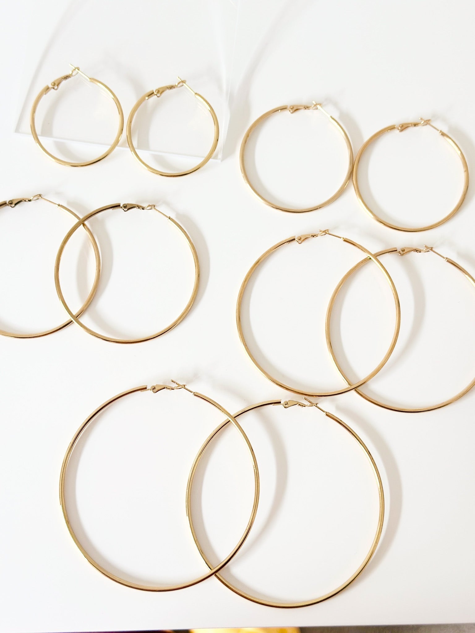Gold Mira Classic hoops - Jas | Hoop Earrings - Jas | Perfect On You