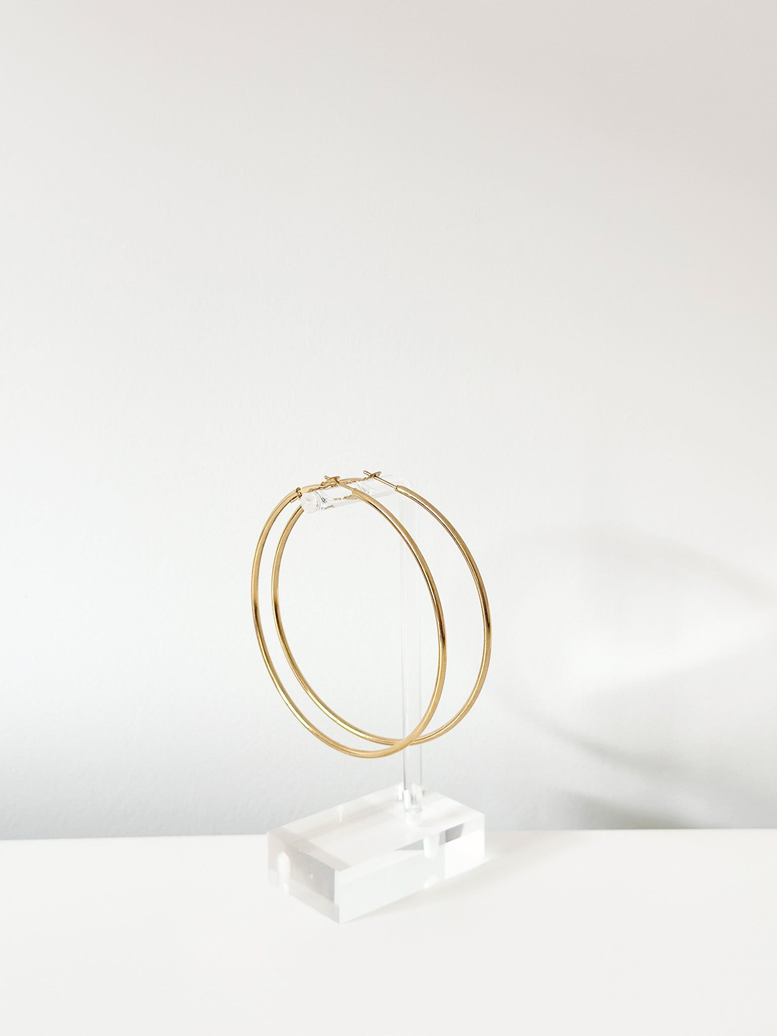 Gold Mira Classic hoops - Jas | Hoop Earrings - Jas | Perfect On You