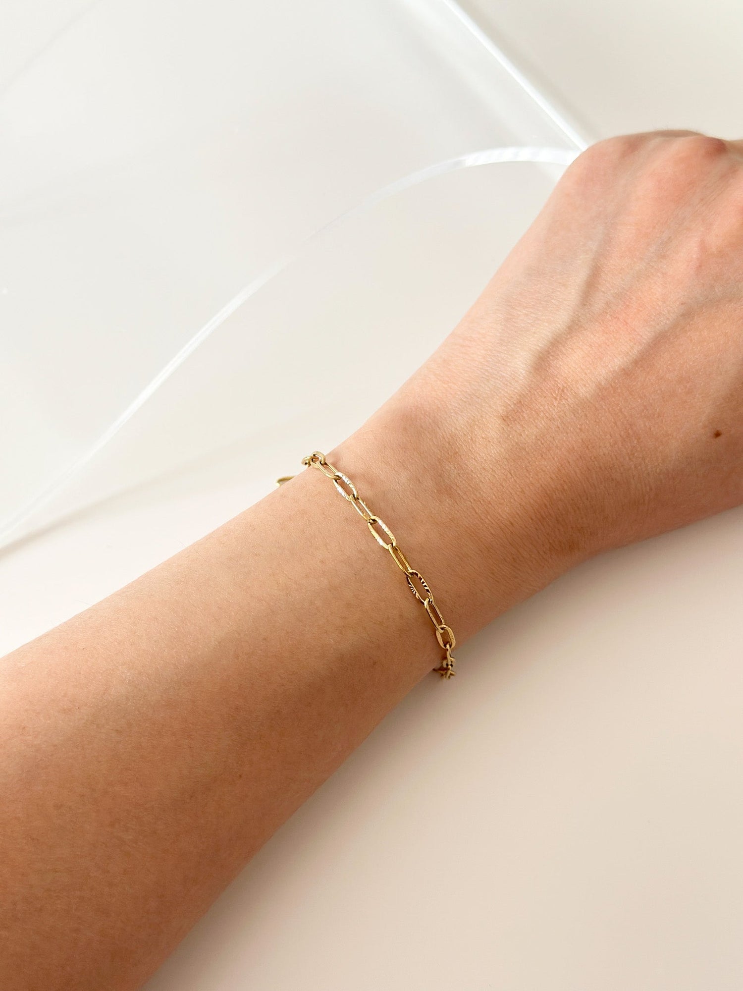 Gold Oval Bracelet - Jas | Gold bracelet - Jas | Perfect On You