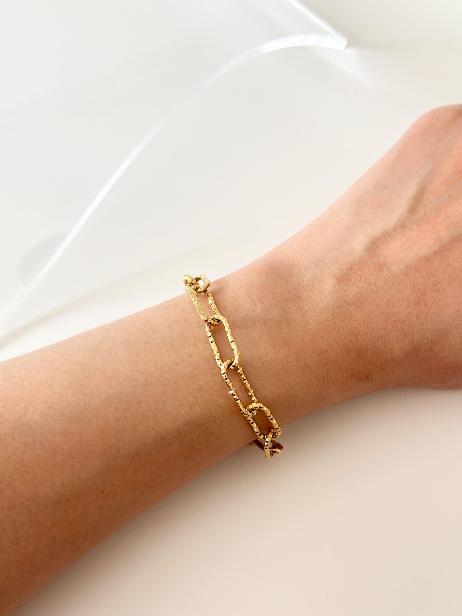 Gold Paperclip Oval bracelet - Jas | Gold bracelet - Jas | Perfect On You