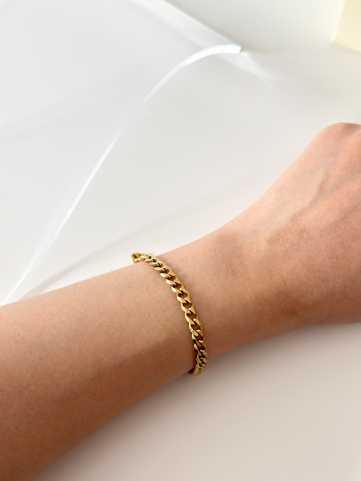 Gold Thick curb bracelet - Jas | Gold bracelet - Jas | Perfect On You