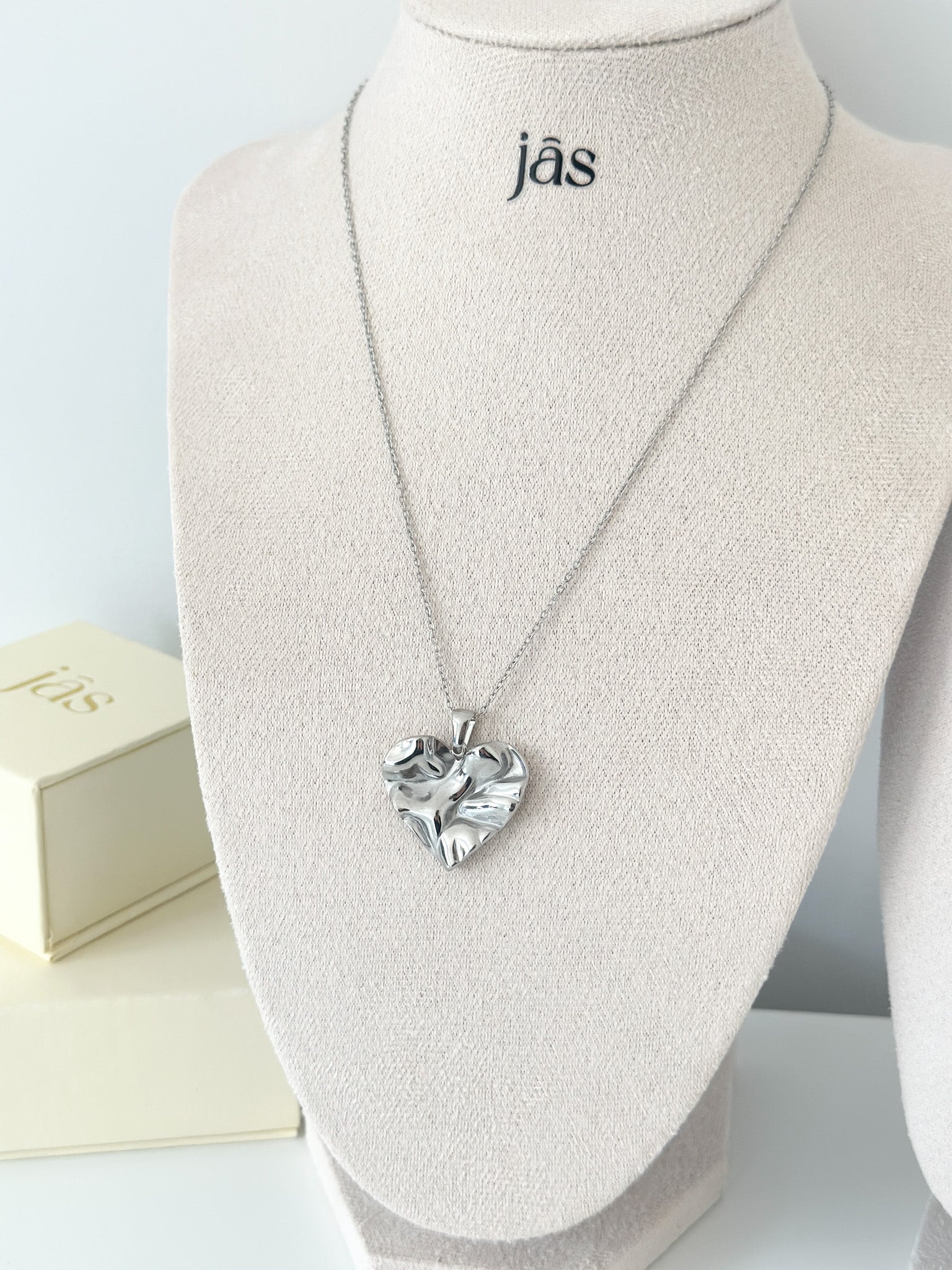 Hammered Heart Pendant Necklace - Jas | Gold & silver necklace - Jas | Perfect On You
