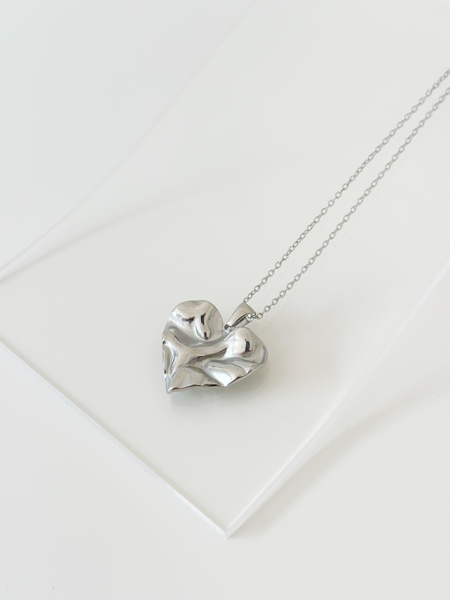 Hammered Heart Pendant Necklace - Jas | Gold & silver necklace - Jas | Perfect On You