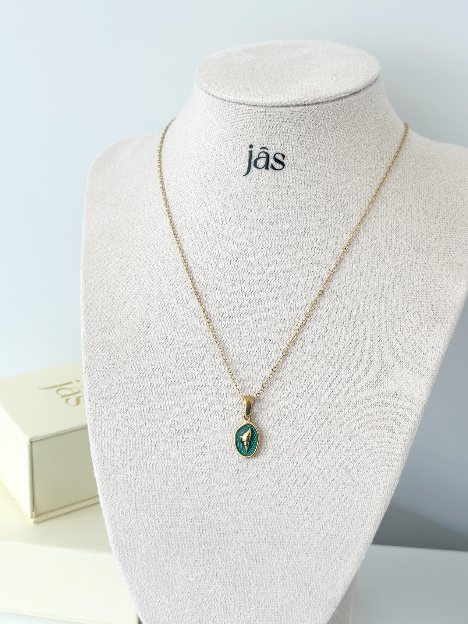 Iconic Medallion Pendant Necklace - Jas | Gold necklace - Jas | Perfect On You