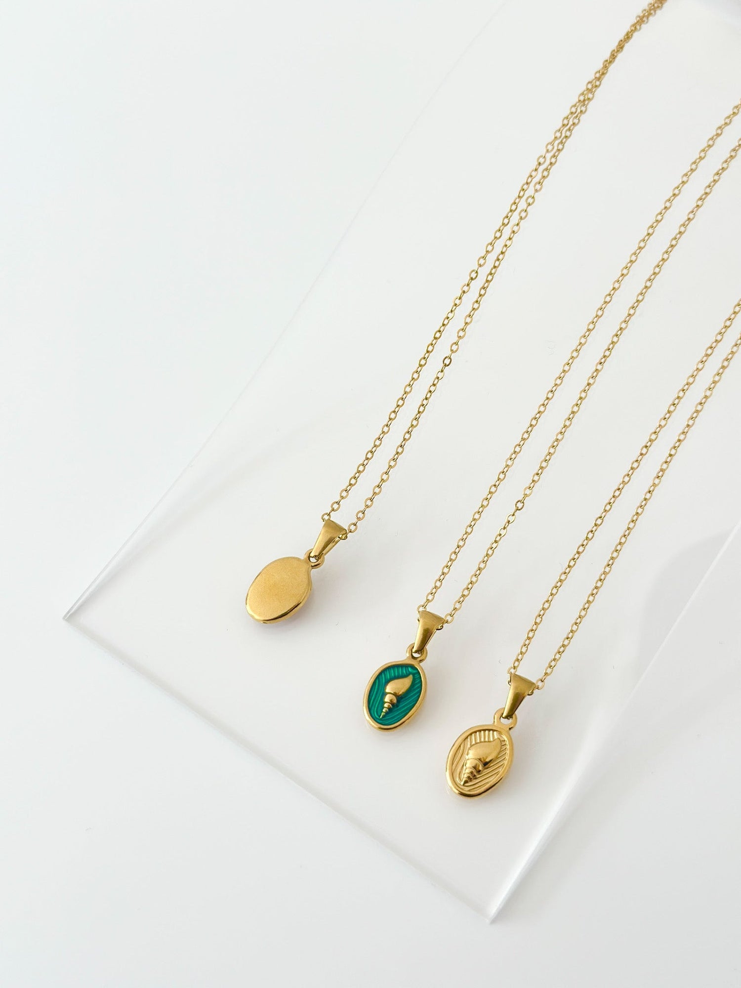 Iconic Medallion Pendant Necklace - Jas | Gold necklace - Jas | Perfect On You