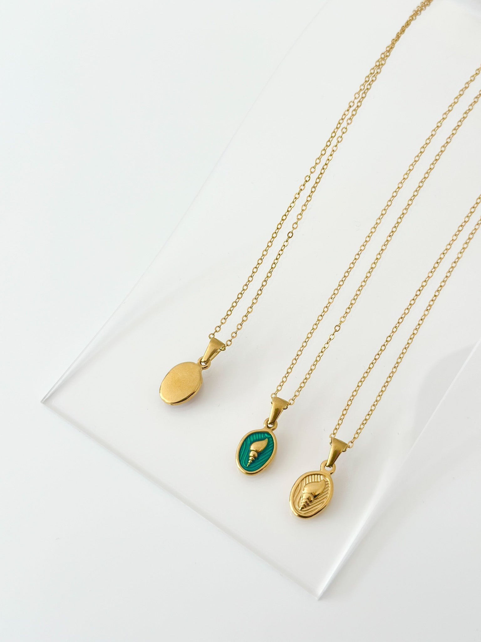 Iconic Medallion Pendant Necklace - Jas | Gold necklace - Jas | Perfect On You