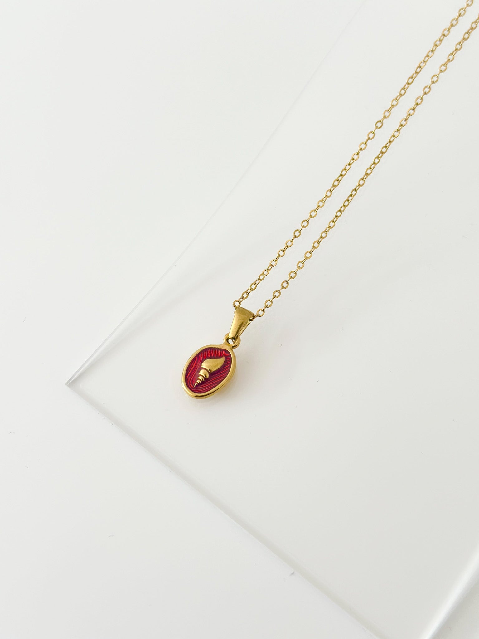 Iconic Medallion Pendant Necklace - Jas | Gold necklace - Jas | Perfect On You