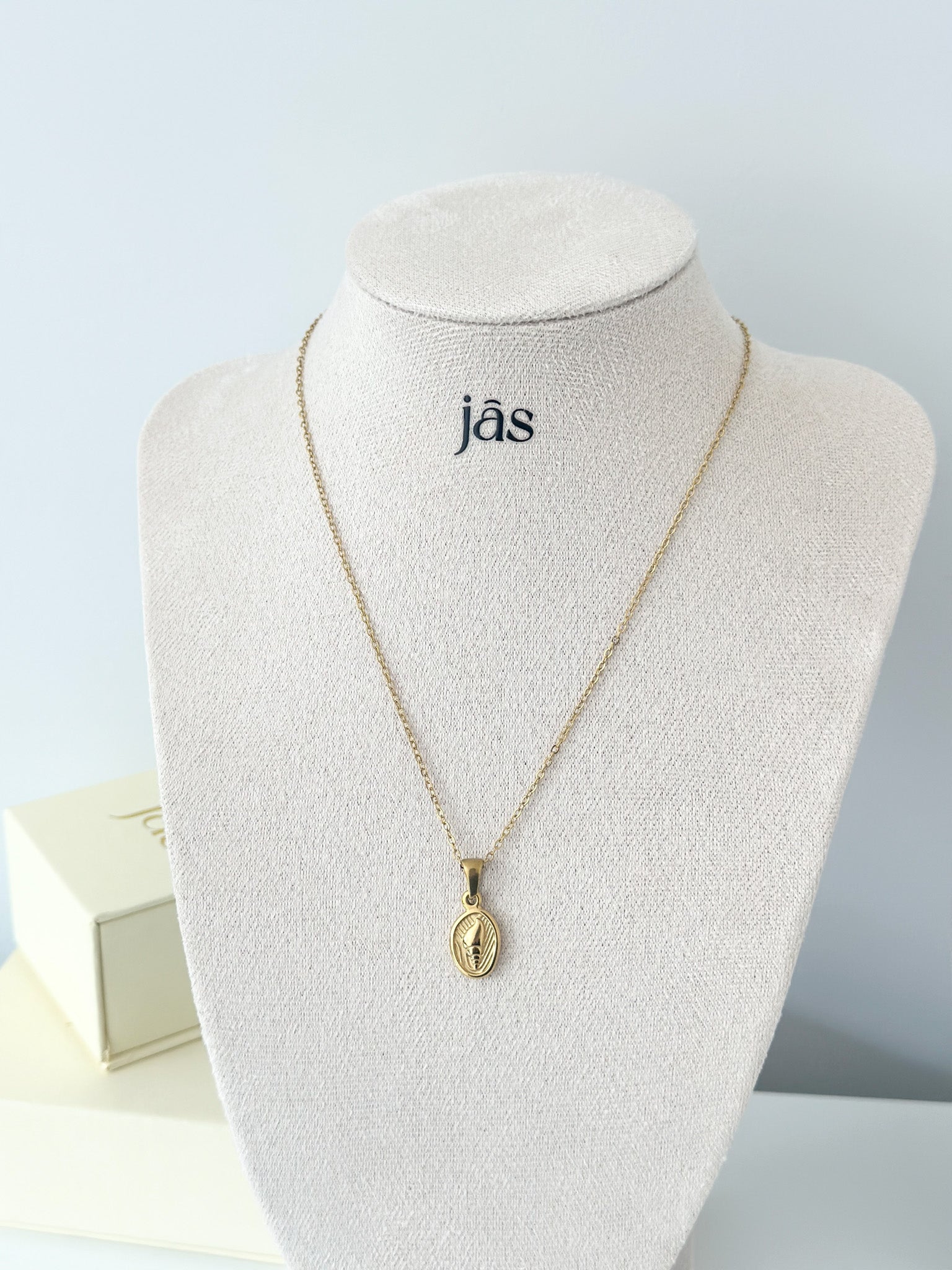 Iconic Medallion Pendant Necklace - Jas | Gold necklace - Jas | Perfect On You