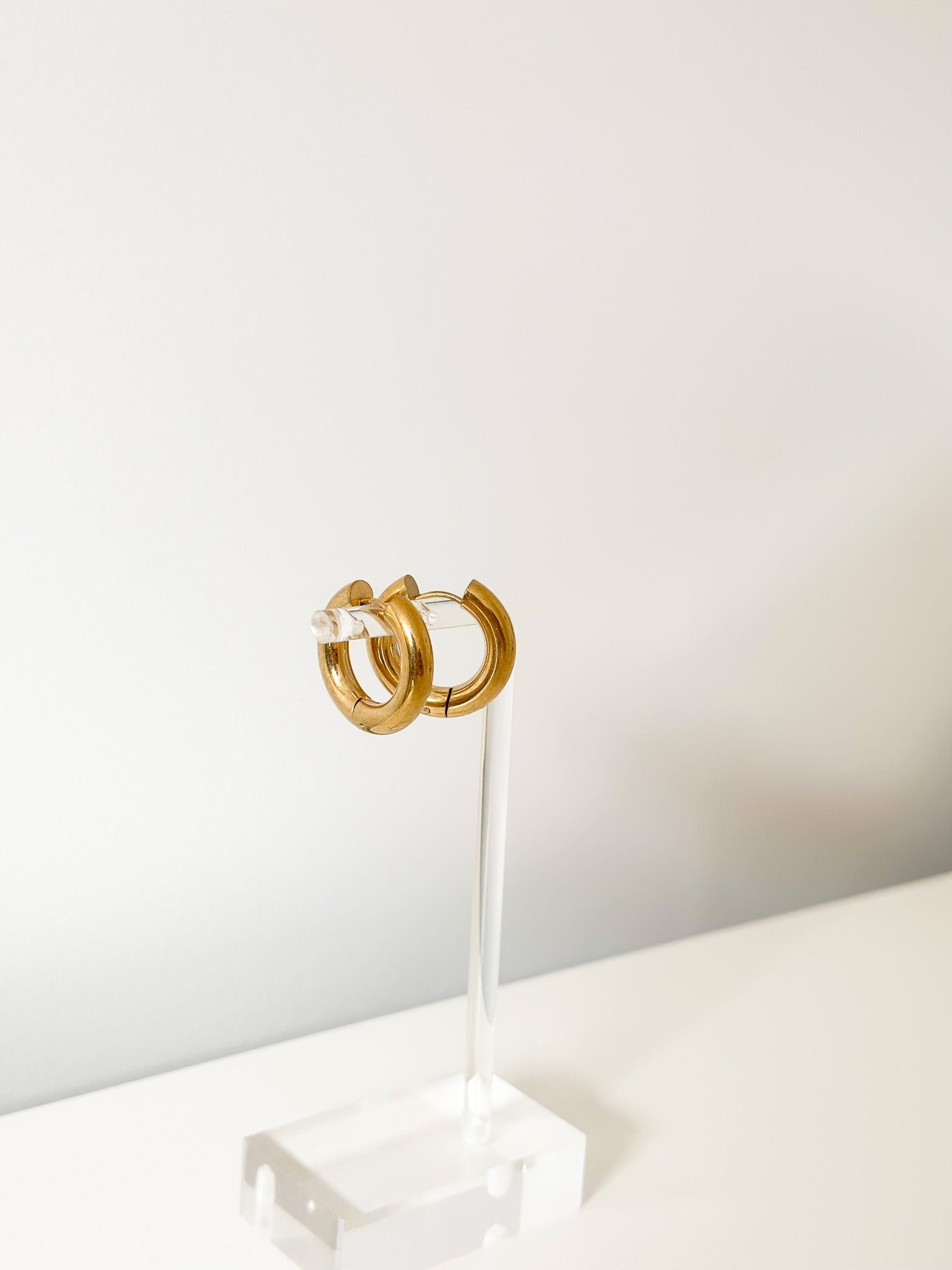 Luxe Curve Hoops - Jas | Gold Earring - Jas | Perfect On You