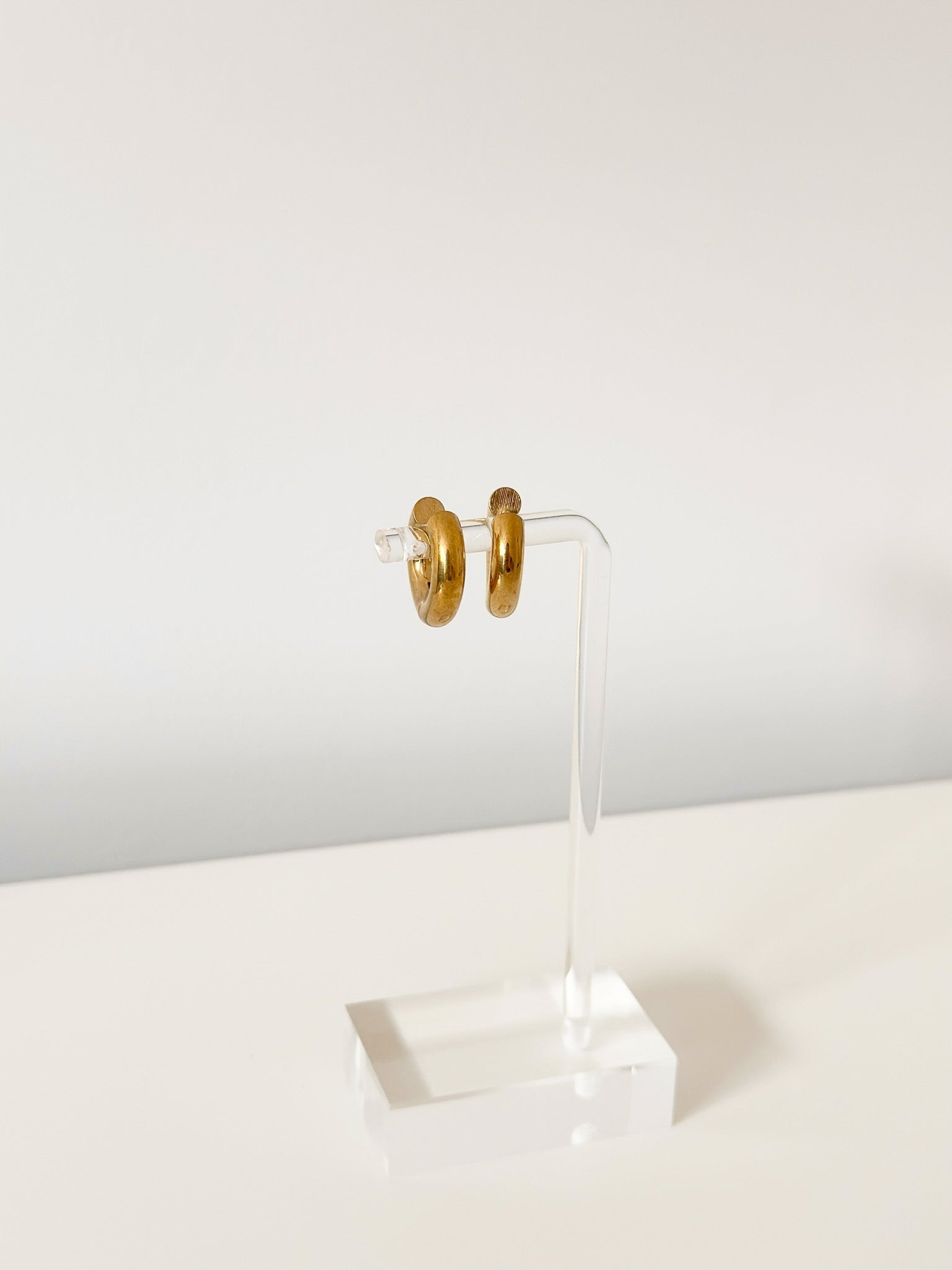 Luxe Curve Hoops - Jas | Gold Earring - Jas | Perfect On You