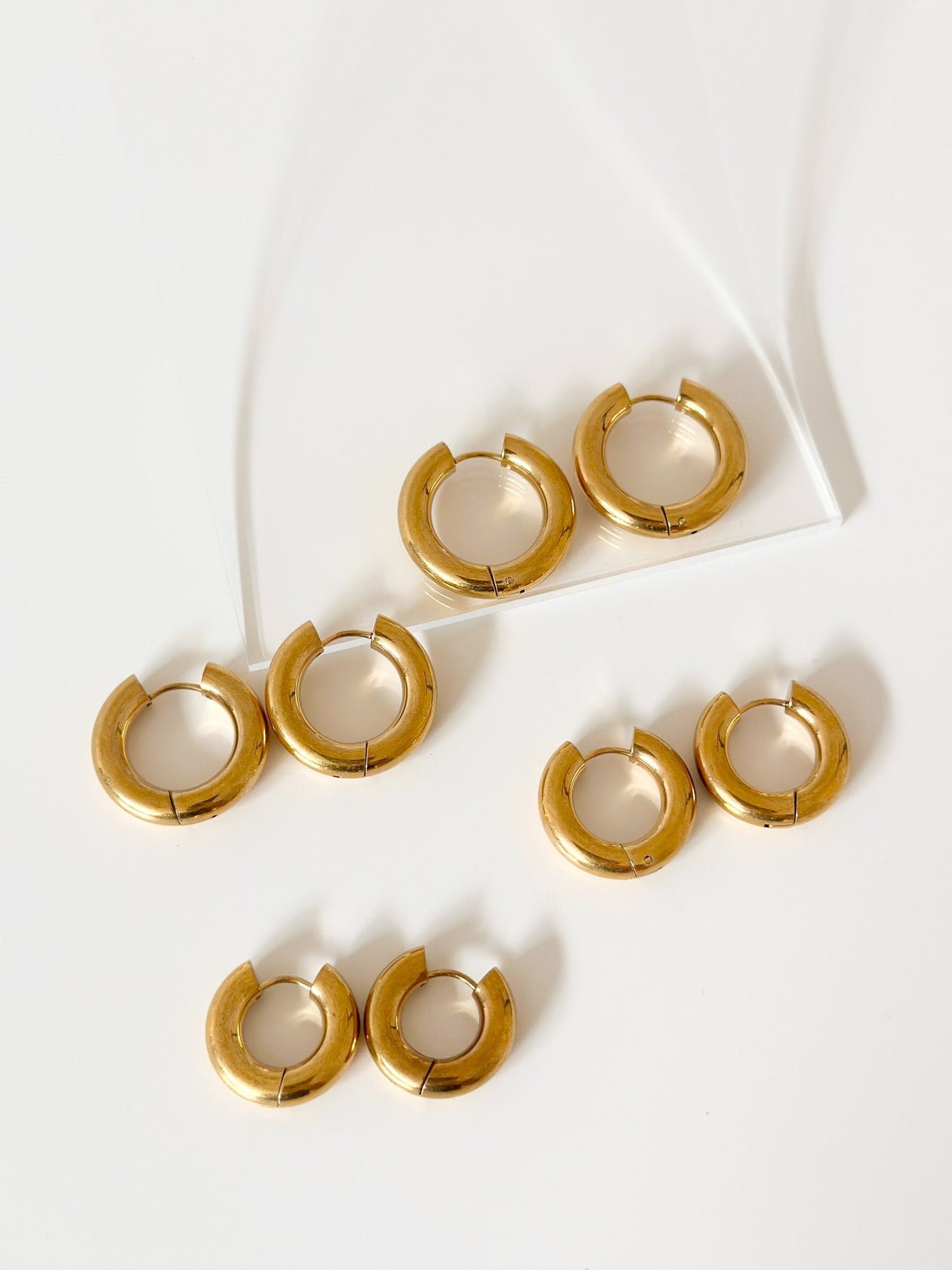 Luxe Curve Hoops - Jas | Gold Earring - Jas | Perfect On You