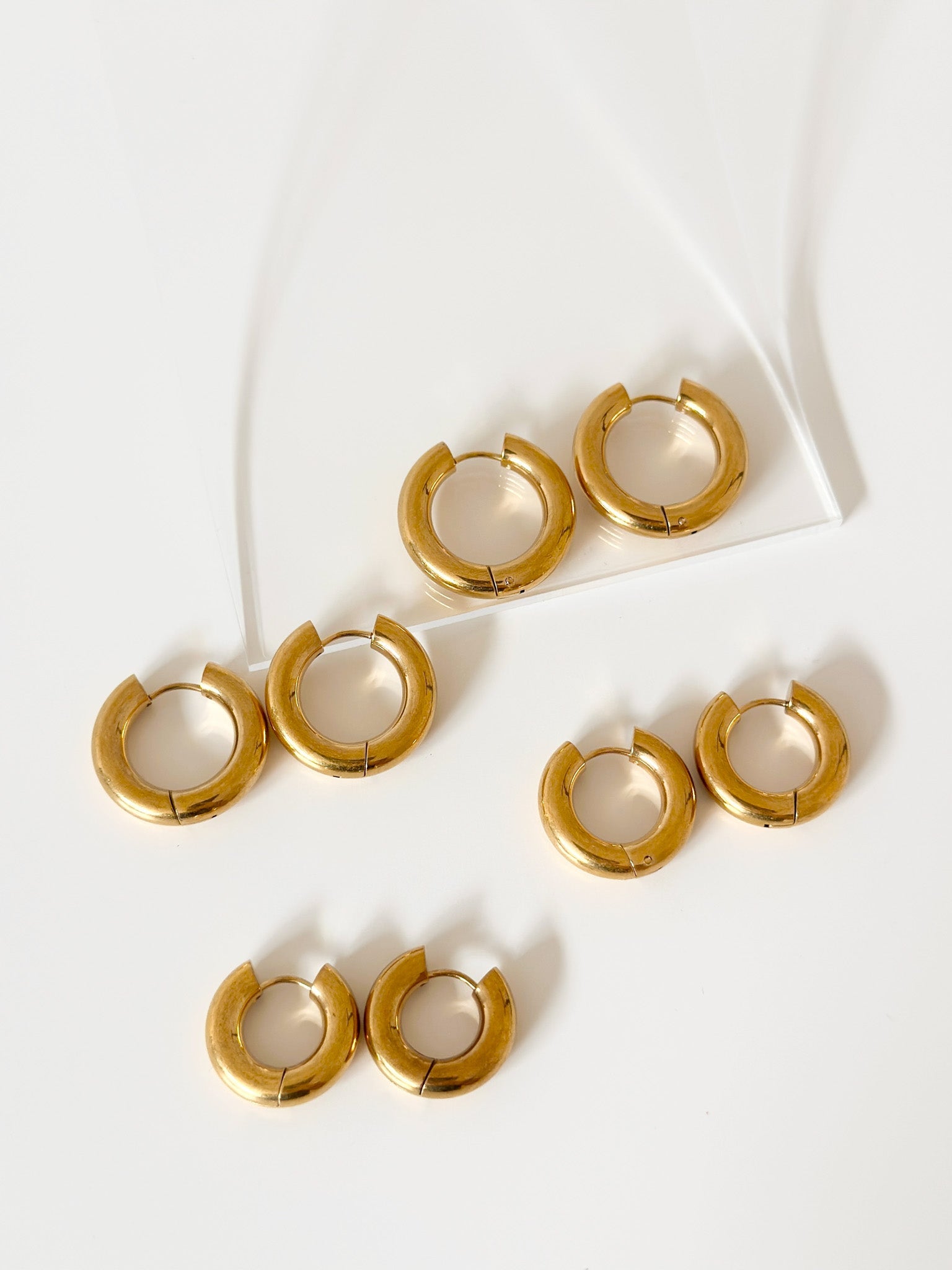 Luxe Curve Hoops - Jas | Gold Earring - Jas | Perfect On You
