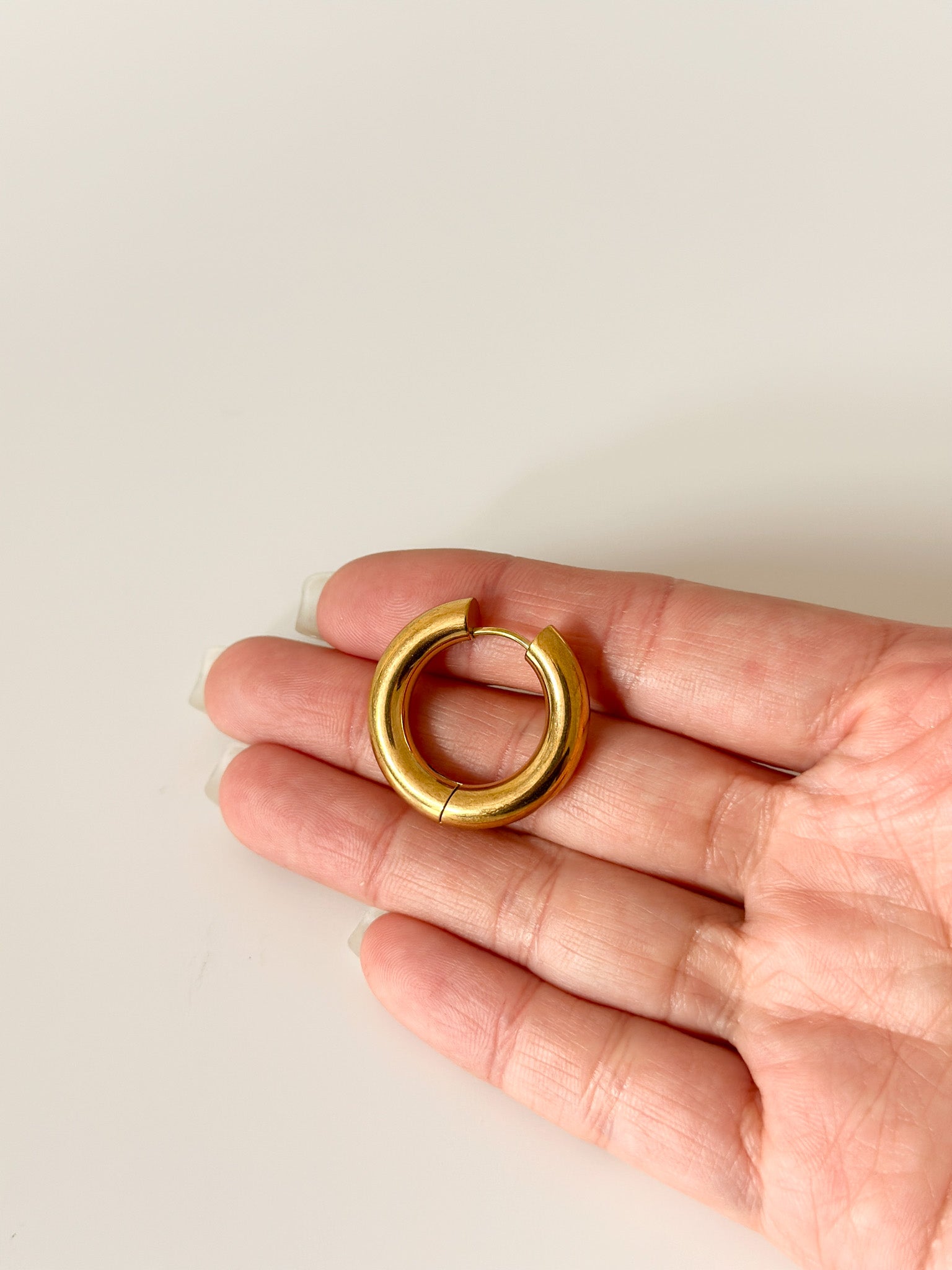 Luxe Curve Hoops - Jas | Gold Earring - Jas | Perfect On You