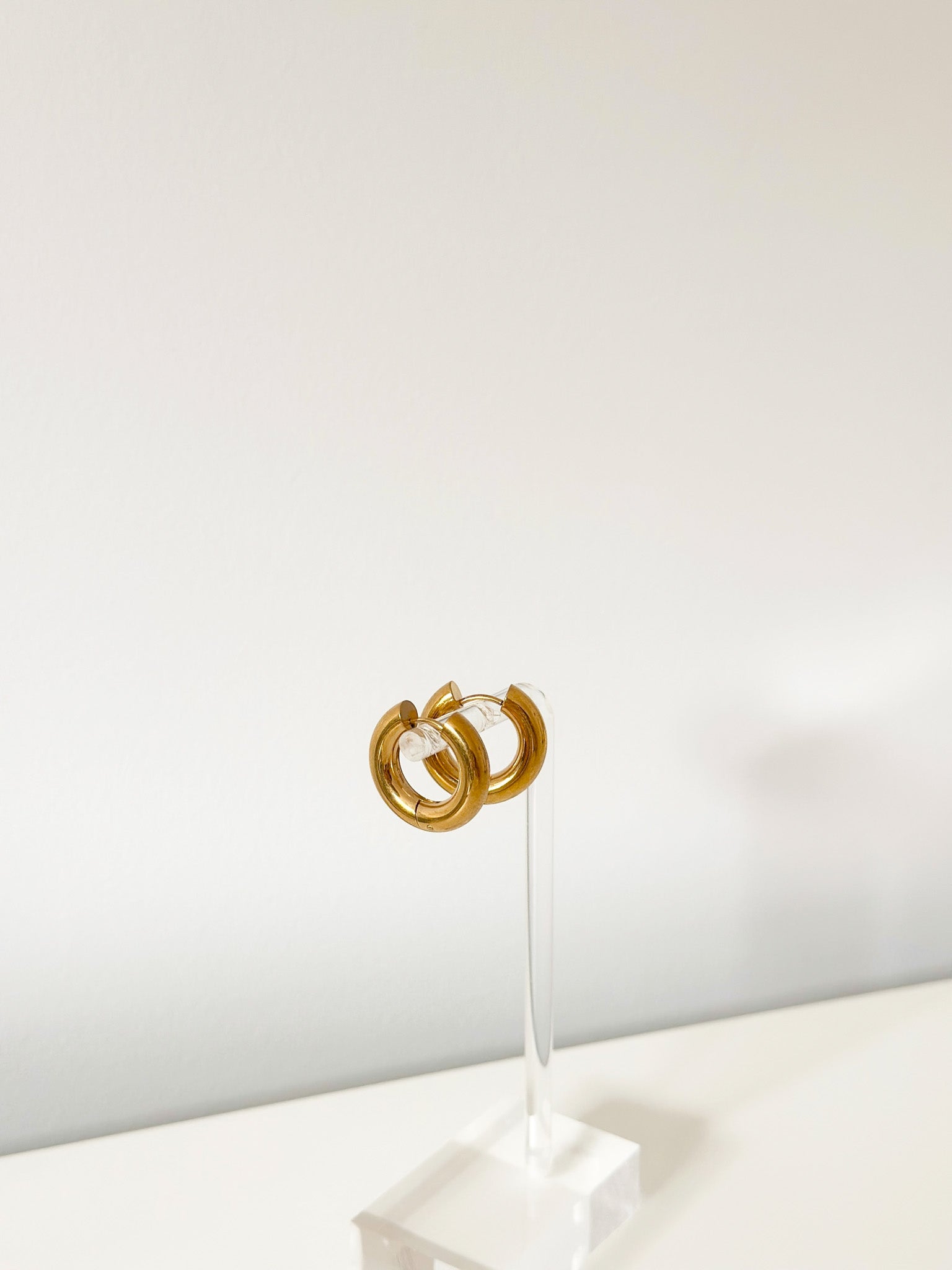 Luxe Curve Hoops - Jas | Gold Earring - Jas | Perfect On You
