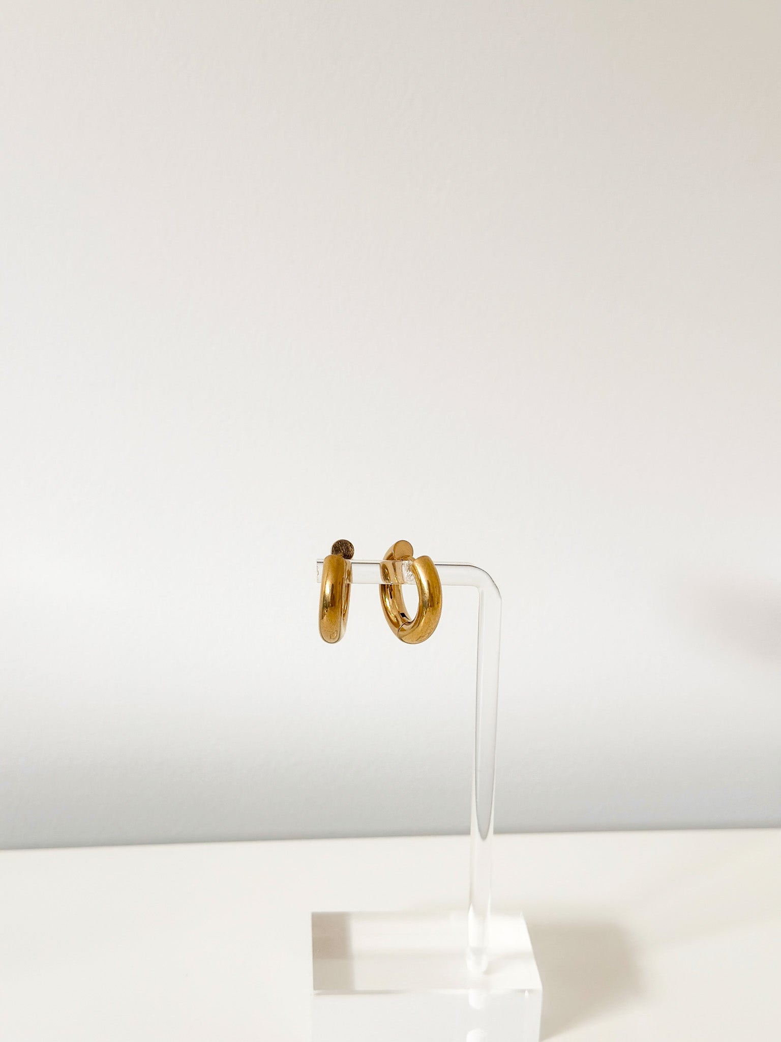 Luxe Curve Hoops - Jas | Gold Earring - Jas | Perfect On You