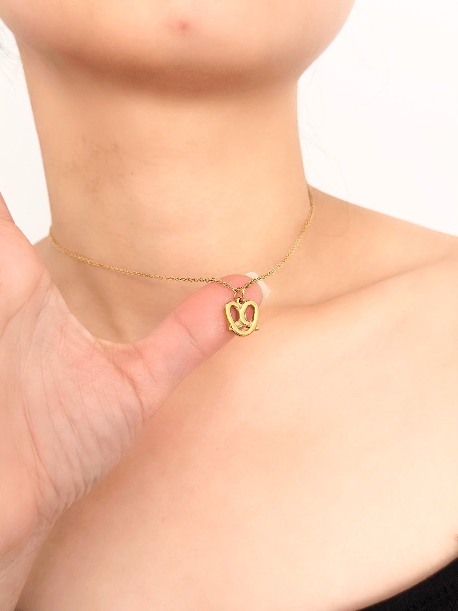 Pretzel Necklace - Jas | Gold necklace - Jas | Perfect On You