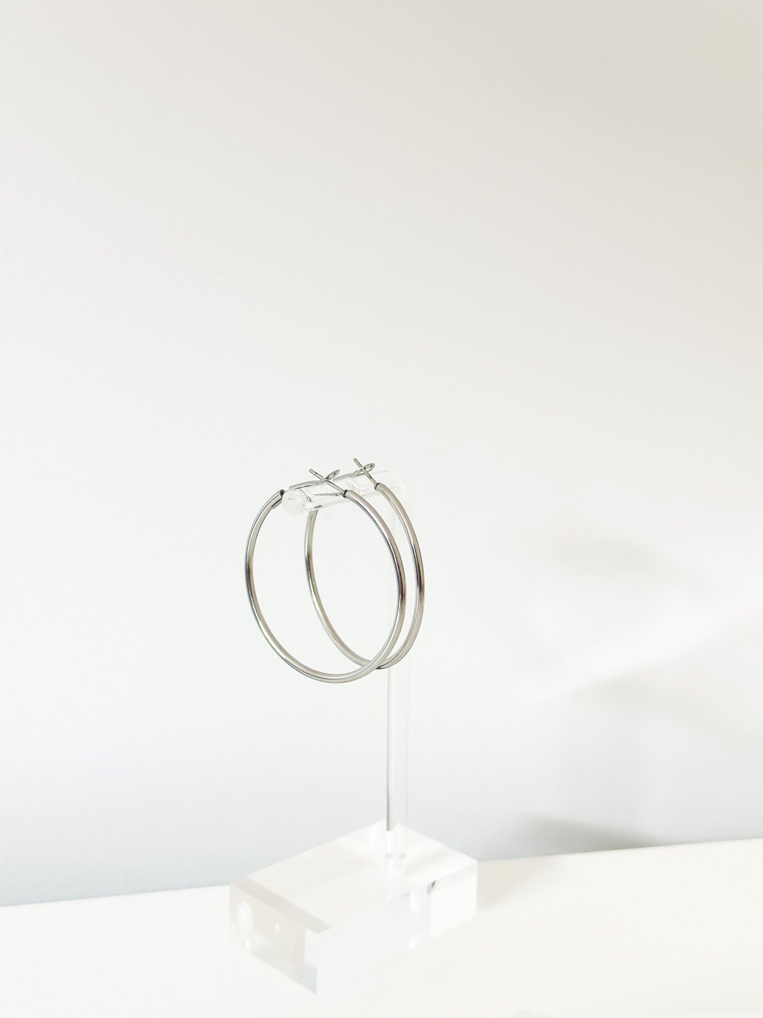 Silver Mira Classic hoops - Jas | Hoop Earrings - Jas | Perfect On You