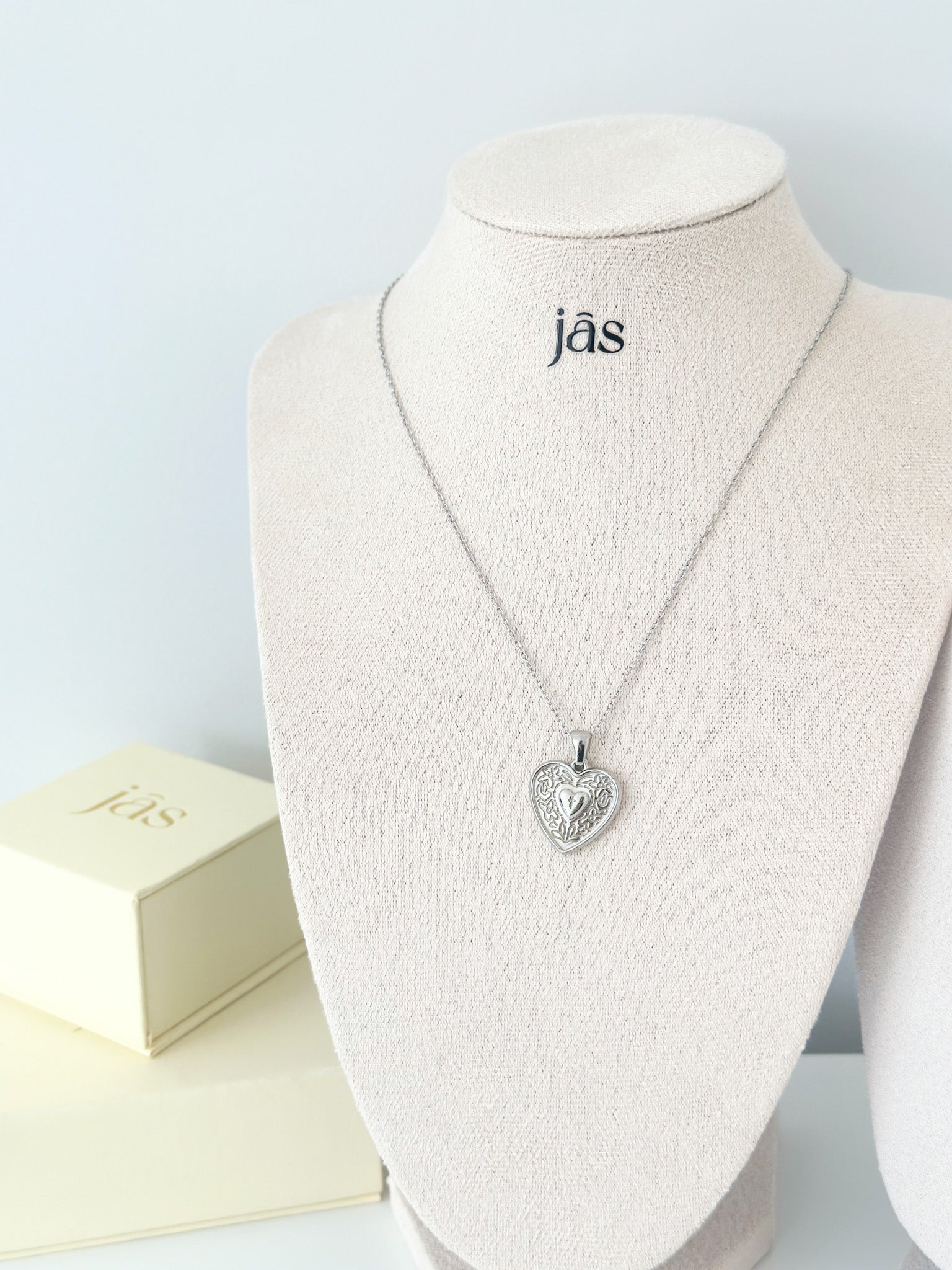 Vintage Heart Pendant Necklace - Jas | Gold & silver necklace - Jas | Perfect On You