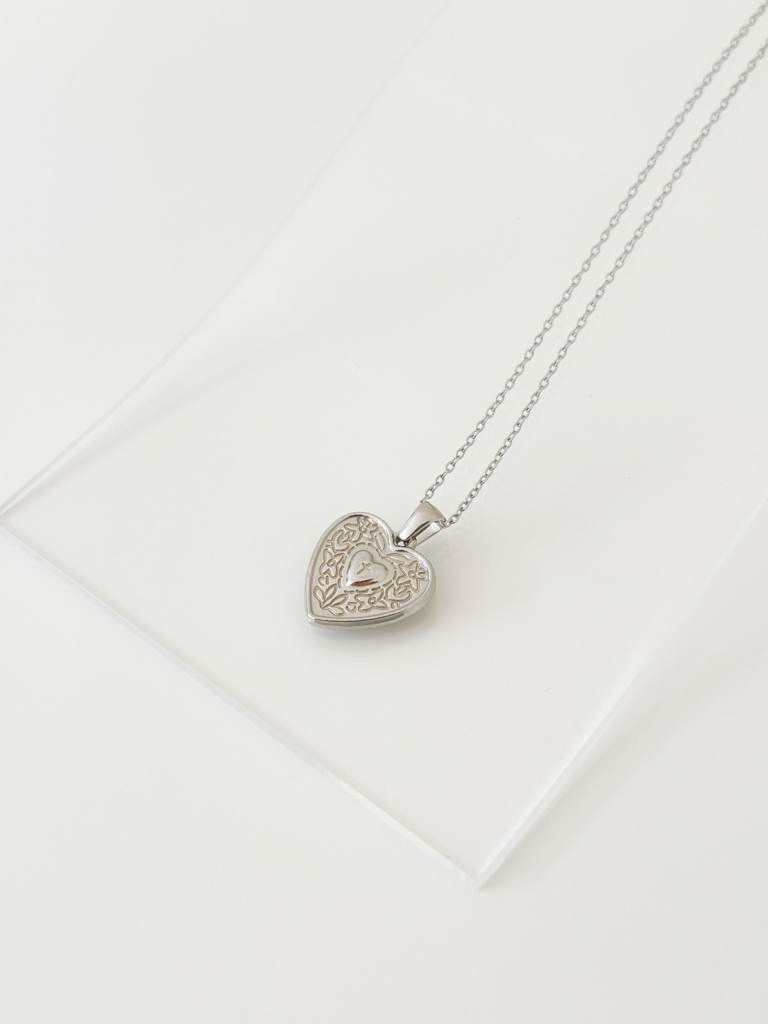 Vintage Heart Pendant Necklace - Jas | Gold & silver necklace - Jas | Perfect On You