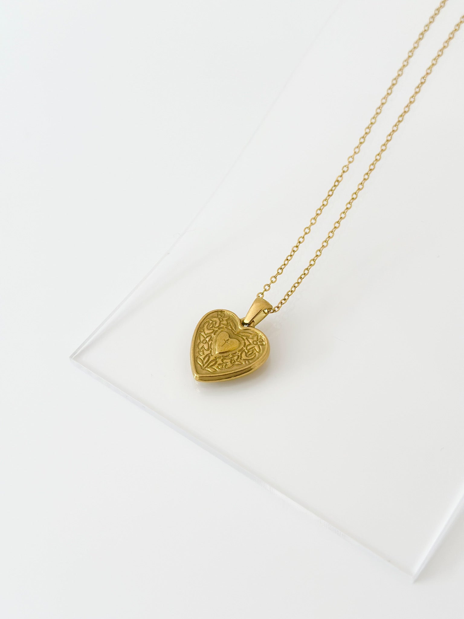 Vintage Heart Pendant Necklace - Jas | Gold & silver necklace - Jas | Perfect On You